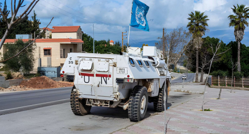 Tragica crepa nella tregua in Libano: cade un casco blu mentre prosegue il difficile dialogo tra le parti